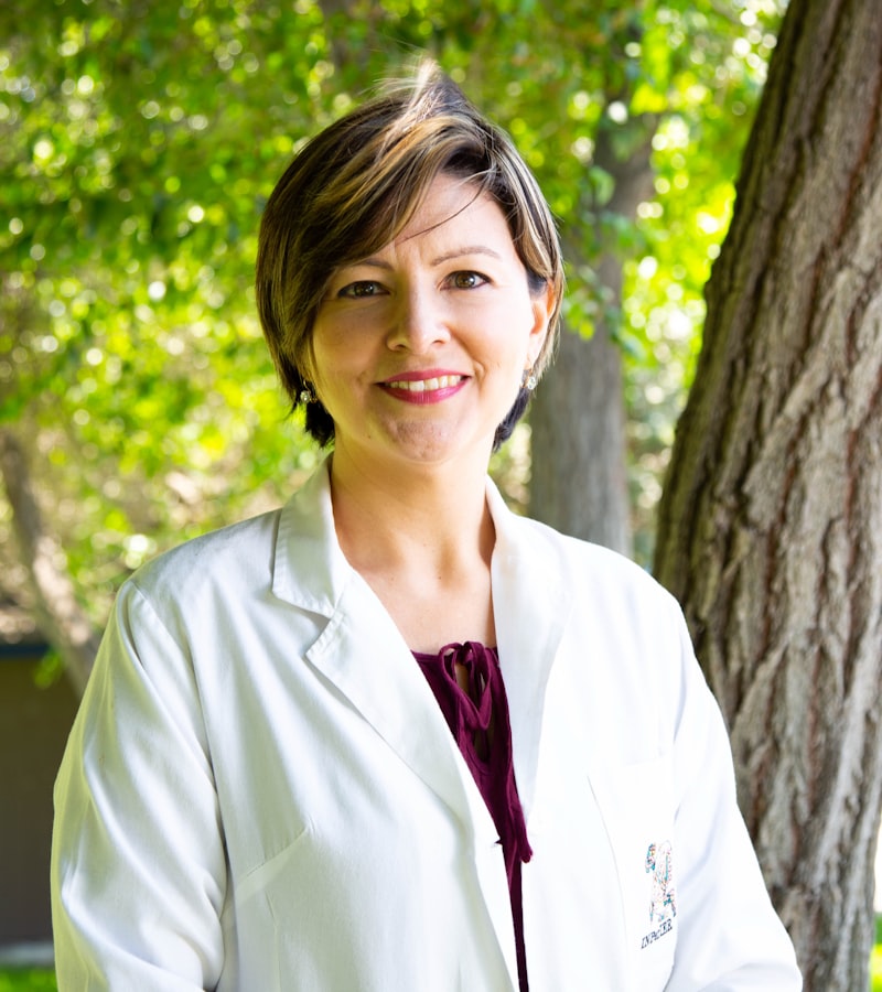 Dr. Sarah Connolly, dokter gigi estetik, tersenyum di kliniknya