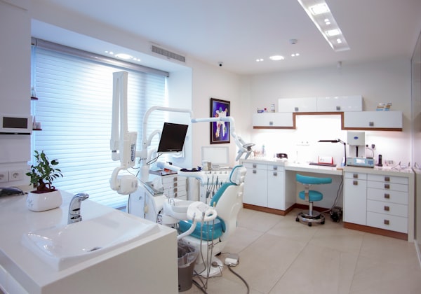 Dokter menunjukkan aligner bening Invisalign kepada pasien